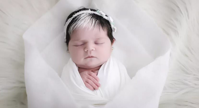 Bambina Bianca Nata Da Genitori Neri